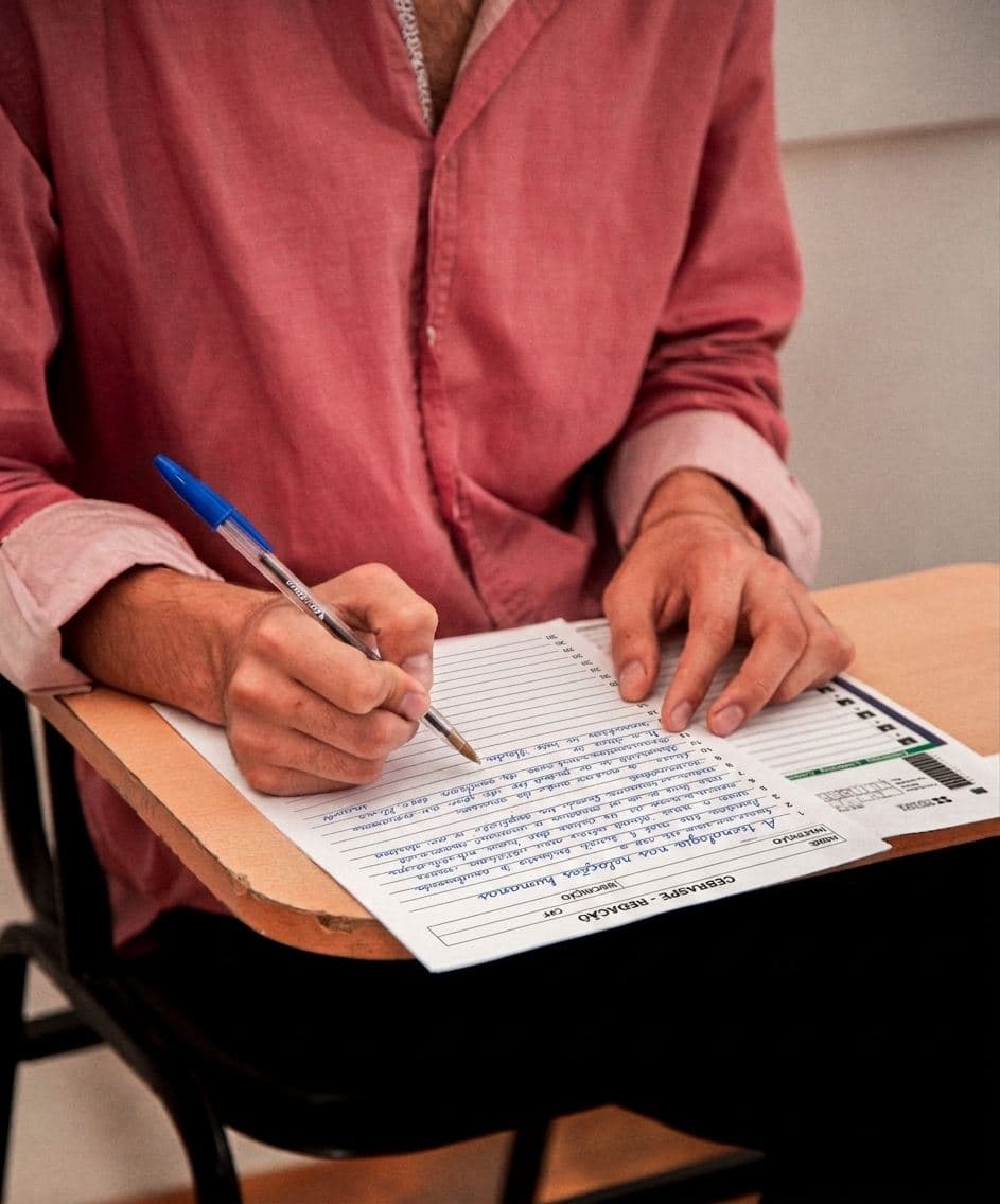 Candidato preenchendo a folha de redação do CEBRASPE durante a prova